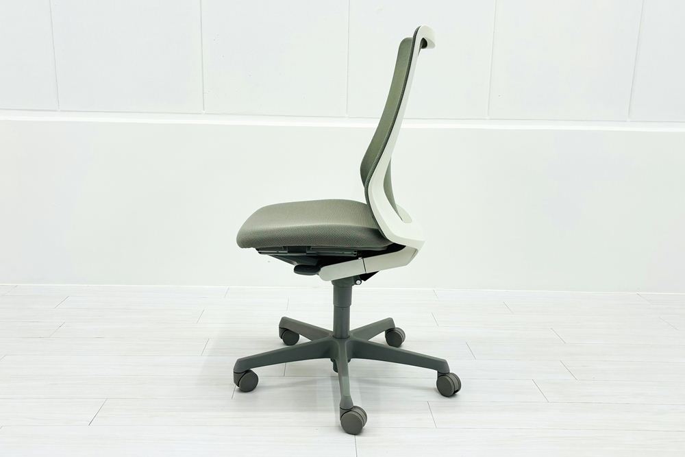 オカムラ フルーエントチェア 2019年製 中古 肘なし ハイバック 事務椅子 中古オフィスチェア 中古オフィス家具 ライトグレーの画像