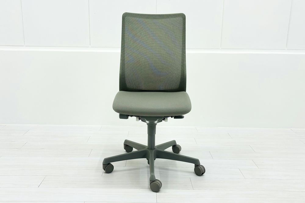 オカムラ フルーエントチェア 2019年製 中古 肘なし ハイバック 事務椅子 中古オフィスチェア 中古オフィス家具 ライトグレーの画像