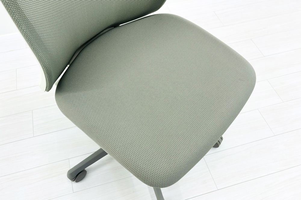 オカムラ フルーエントチェア 2019年製 中古 肘なし ハイバック 事務椅子 中古オフィスチェア 中古オフィス家具 ライトグレーの画像