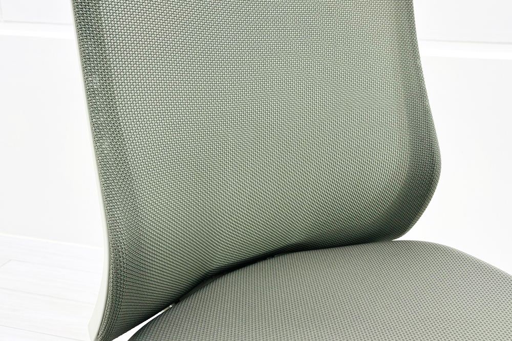 オカムラ フルーエントチェア 2019年製 中古 肘なし ハイバック 事務椅子 中古オフィスチェア 中古オフィス家具 ライトグレーの画像