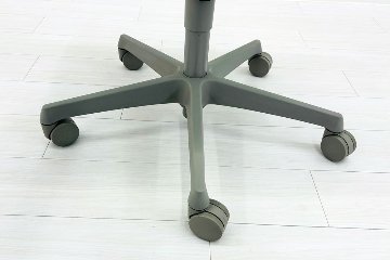 オカムラ フルーエントチェア 2019年製 中古 肘なし ハイバック 事務椅子 中古オフィスチェア 中古オフィス家具 ライトグレーの画像