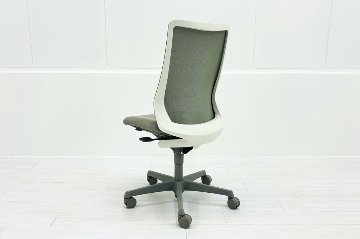オカムラ フルーエントチェア 2019年製 中古 肘なし ハイバック 事務椅子 中古オフィスチェア 中古オフィス家具 ライトグレーの画像
