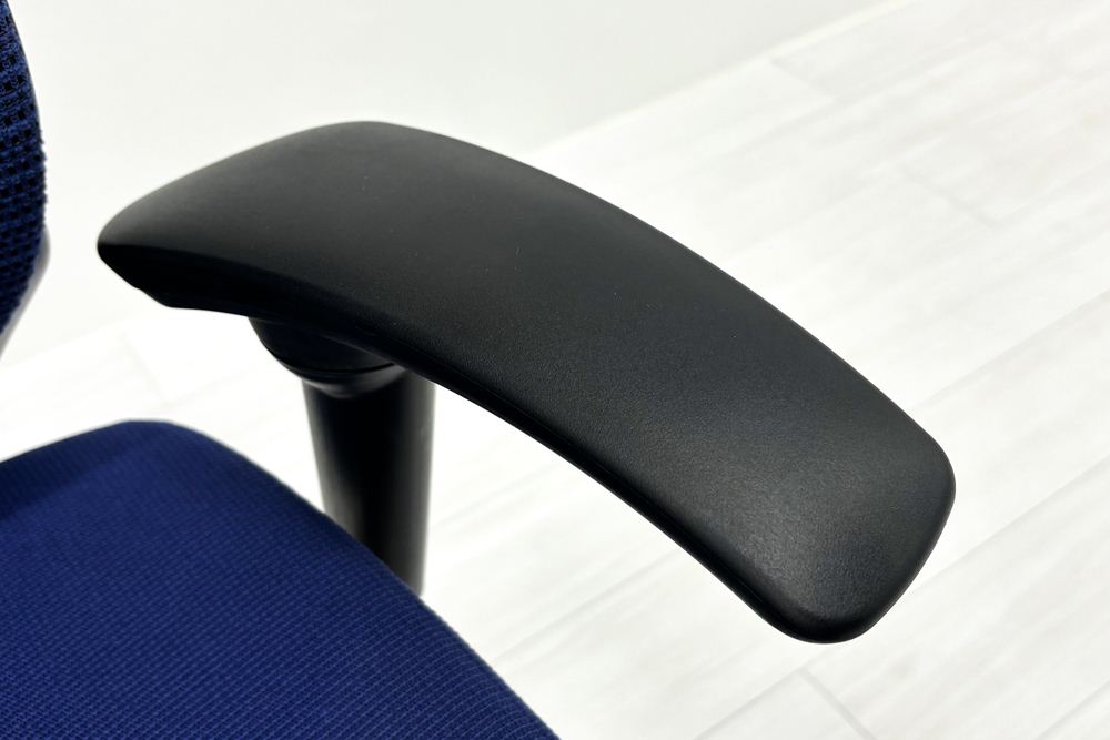 バロンチェア オカムラ ハイバック 中古 可動肘 ミディアムブルー OKAMURA Baron 中古オフィス家具 メッシュの画像