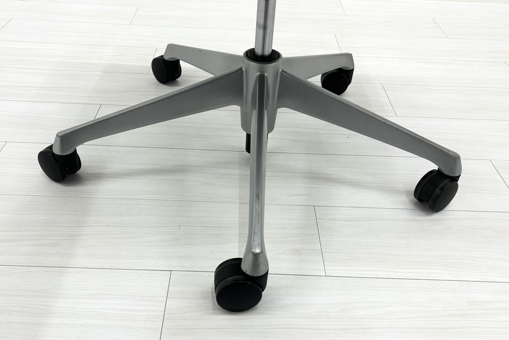 バロンチェア オカムラ ハイバック 中古 可動肘 ミディアムブルー OKAMURA Baron 中古オフィス家具 メッシュの画像