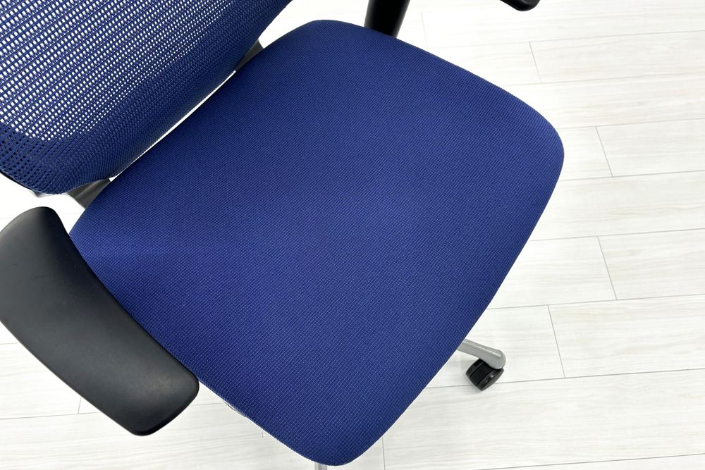 バロンチェア オカムラ ハイバック 中古 可動肘 ミディアムブルー OKAMURA Baron 中古オフィス家具 メッシュの画像