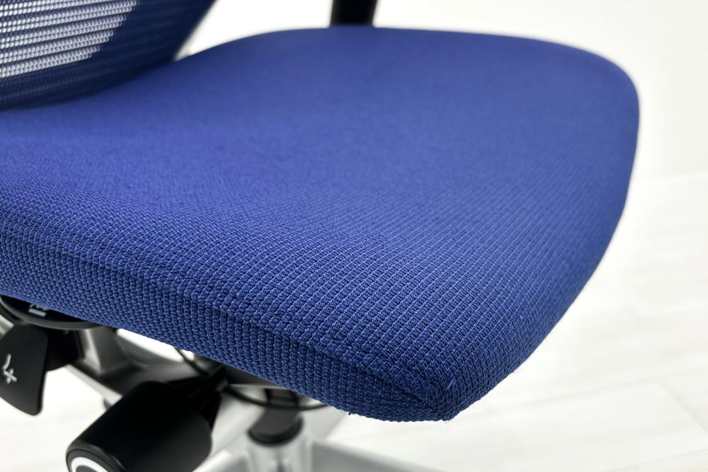 バロンチェア オカムラ ハイバック 中古 可動肘 ミディアムブルー OKAMURA Baron 中古オフィス家具 メッシュの画像
