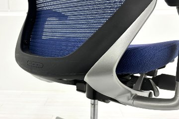 バロンチェア オカムラ ハイバック 中古 可動肘 ミディアムブルー OKAMURA Baron 中古オフィス家具 メッシュの画像
