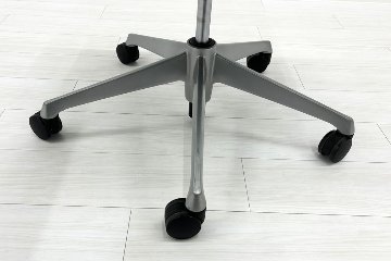 バロンチェア オカムラ ハイバック 中古 可動肘 ミディアムブルー OKAMURA Baron 中古オフィス家具 メッシュの画像