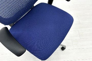 バロンチェア オカムラ ハイバック 中古 可動肘 ミディアムブルー OKAMURA Baron 中古オフィス家具 メッシュの画像