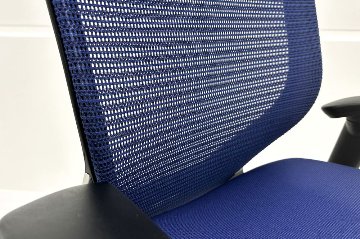 バロンチェア オカムラ ハイバック 中古 可動肘 ミディアムブルー OKAMURA Baron 中古オフィス家具 メッシュの画像