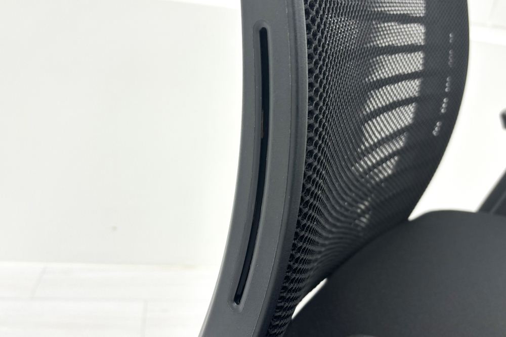 スチールケース シンクチェア 中古 ブラック クッション メッシュ Steelcase Think 可動肘 中古オフィス家具の画像