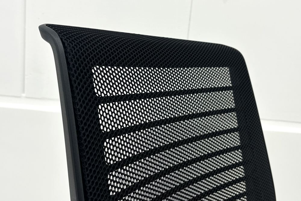 スチールケース シンクチェア 中古 ブラック クッション メッシュ Steelcase Think 可動肘 中古オフィス家具の画像