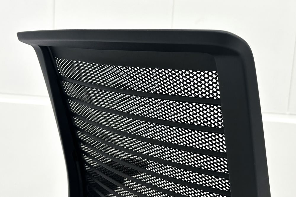 スチールケース シンクチェア 中古 ブラック クッション メッシュ Steelcase Think 可動肘 中古オフィス家具の画像
