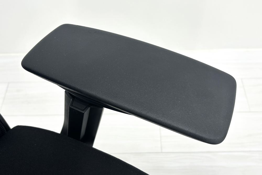 スチールケース シンクチェア 中古 ブラック クッション メッシュ Steelcase Think 可動肘 中古オフィス家具の画像