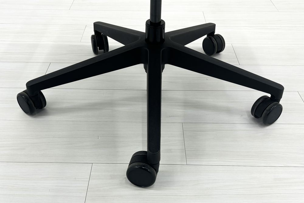 スチールケース シンクチェア 中古 ブラック クッション メッシュ Steelcase Think 可動肘 中古オフィス家具の画像