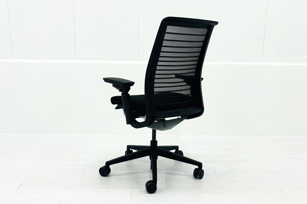 スチールケース シンクチェア 中古 ブラック クッション メッシュ Steelcase Think 可動肘 中古オフィス家具の画像