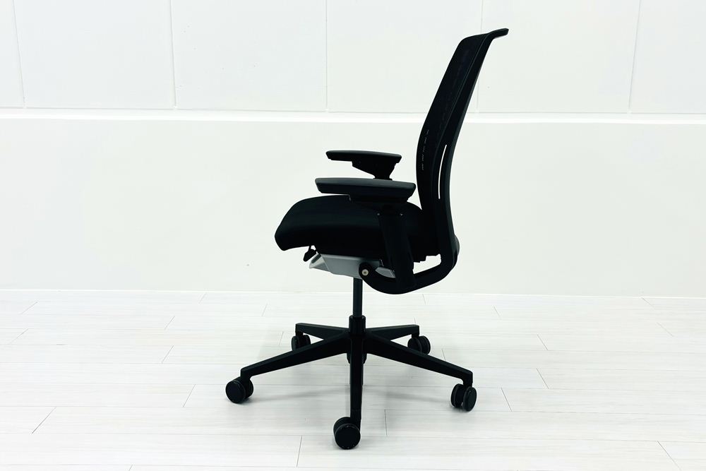 スチールケース シンクチェア 中古 ブラック クッション メッシュ Steelcase Think 可動肘 中古オフィス家具の画像