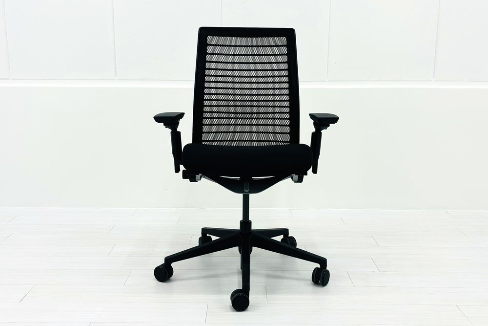スチールケース シンクチェア 中古 ブラック クッション メッシュ Steelcase Think 可動肘 中古オフィス家具の画像