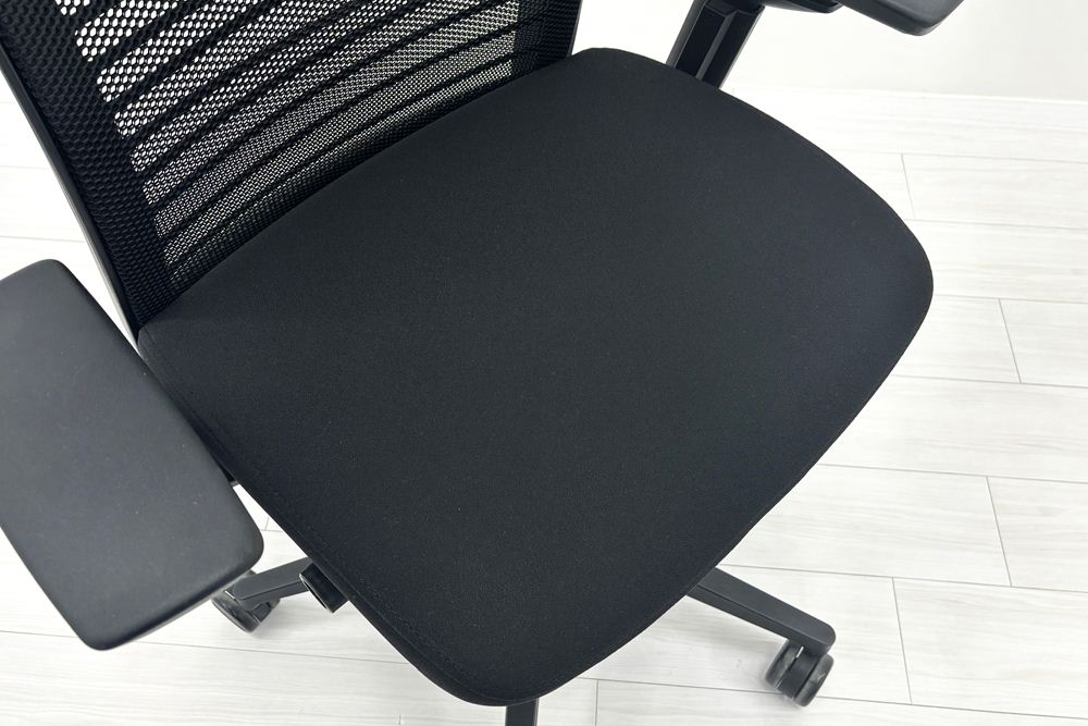 スチールケース シンクチェア 中古 ブラック クッション メッシュ Steelcase Think 可動肘 中古オフィス家具の画像