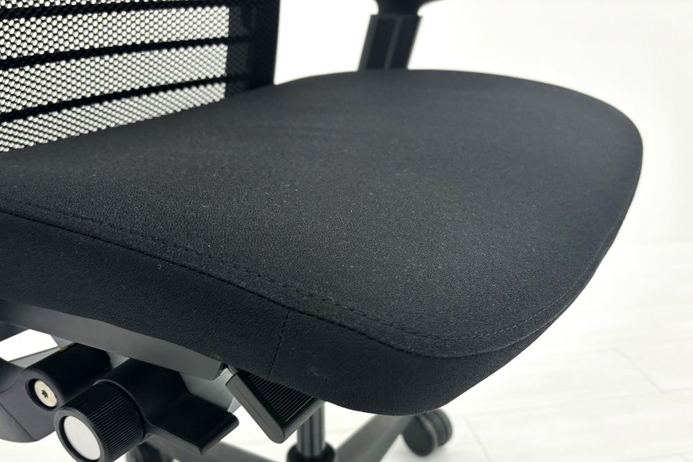 スチールケース シンクチェア 中古 ブラック クッション メッシュ Steelcase Think 可動肘 中古オフィス家具の画像