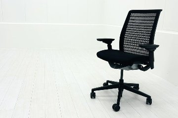 スチールケース シンクチェア 中古 ブラック クッション メッシュ Steelcase Think 可動肘 中古オフィス家具の画像