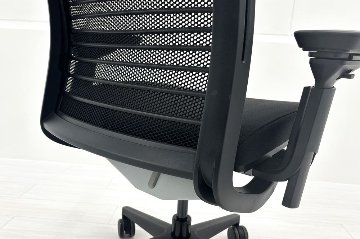 スチールケース シンクチェア 中古 ブラック クッション メッシュ Steelcase Think 可動肘 中古オフィス家具の画像