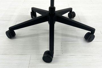 スチールケース シンクチェア 中古 ブラック クッション メッシュ Steelcase Think 可動肘 中古オフィス家具の画像