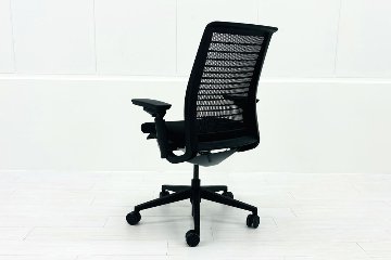 スチールケース シンクチェア 中古 ブラック クッション メッシュ Steelcase Think 可動肘 中古オフィス家具の画像