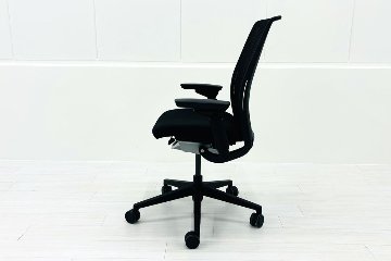 スチールケース シンクチェア 中古 ブラック クッション メッシュ Steelcase Think 可動肘 中古オフィス家具の画像