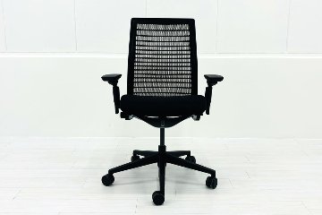 スチールケース シンクチェア 中古 ブラック クッション メッシュ Steelcase Think 可動肘 中古オフィス家具の画像