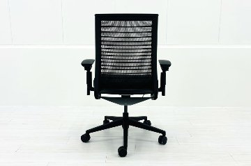 スチールケース シンクチェア 中古 ブラック クッション メッシュ Steelcase Think 可動肘 中古オフィス家具の画像