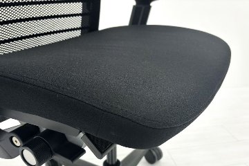 スチールケース シンクチェア 中古 ブラック クッション メッシュ Steelcase Think 可動肘 中古オフィス家具の画像