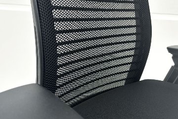 スチールケース シンクチェア 中古 ブラック クッション メッシュ Steelcase Think 可動肘 中古オフィス家具の画像