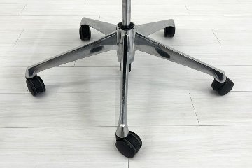 オカムラ バロンチェア 中古 Baron ブラック 可動肘 ハイバック ポリッシュフレーム 中古オフィス家具 座クッション ハンガー付きの画像