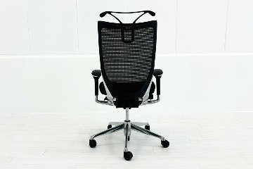 オカムラ バロンチェア 中古 Baron ブラック 可動肘 ハイバック ポリッシュフレーム 中古オフィス家具 座クッション ハンガー付きの画像