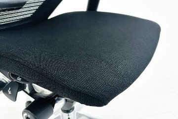 オカムラ バロンチェア 中古 Baron ブラック 可動肘 ハイバック ポリッシュフレーム 中古オフィス家具 座クッション ハンガー付きの画像