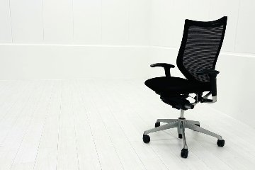 オカムラ Baron バロンチェア 中古 ブラック 可動肘 ハイバック シルバーフレーム 中古オフィス家具 座クッションの画像