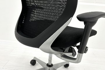 オカムラ Baron バロンチェア 中古 2017年製 ブラック 可動肘 ハイバック シルバーフレーム 中古オフィス家具 座クッションの画像
