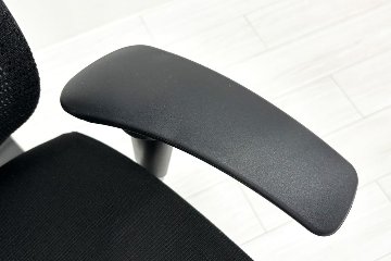 オカムラ Baron バロンチェア 中古 2017年製 ブラック 可動肘 ハイバック シルバーフレーム 中古オフィス家具 座クッションの画像