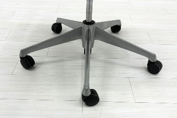 オカムラ Baron バロンチェア 中古 2017年製 ブラック 可動肘 ハイバック シルバーフレーム 中古オフィス家具 座クッションの画像