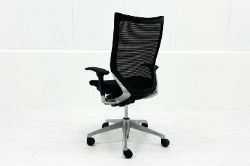 オカムラ Baron バロンチェア 中古 2017年製 ブラック 可動肘 ハイバック シルバーフレーム 中古オフィス家具 座クッションの画像
