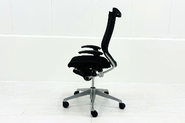 オカムラ Baron バロンチェア 中古 2017年製 ブラック 可動肘 ハイバック シルバーフレーム 中古オフィス家具 座クッションの画像