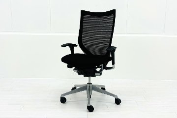 オカムラ Baron バロンチェア 中古 2017年製 ブラック 可動肘 ハイバック シルバーフレーム 中古オフィス家具 座クッションの画像