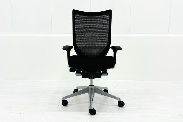 オカムラ Baron バロンチェア 中古 2017年製 ブラック 可動肘 ハイバック シルバーフレーム 中古オフィス家具 座クッションの画像