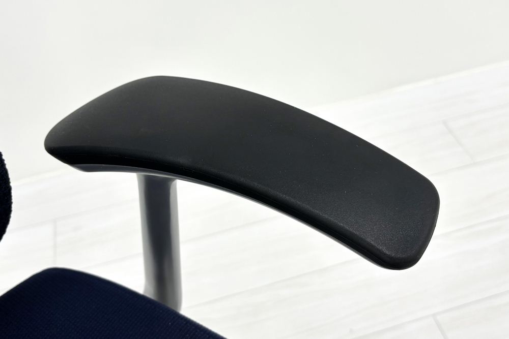 オカムラ バロンチェア 中古 Baron 固定肘 ローバック 中古オフィス家具 座クッション 中古オフィスチェア 事務椅子 ダークブルーの画像