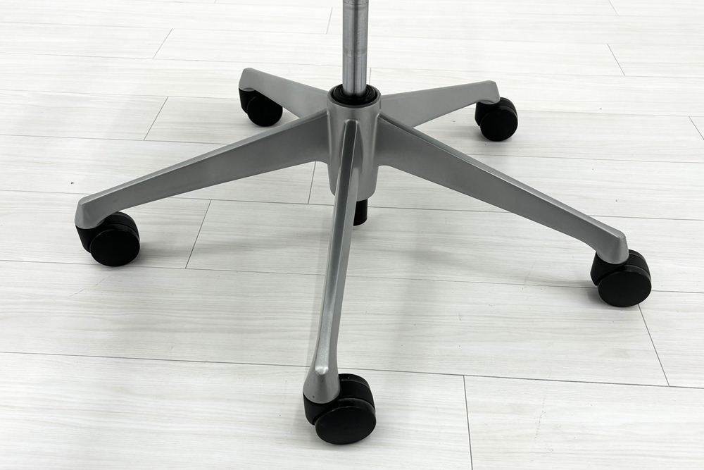 オカムラ バロンチェア 中古 Baron 固定肘 ローバック 中古オフィス家具 座クッション 中古オフィスチェア 事務椅子 ダークブルーの画像