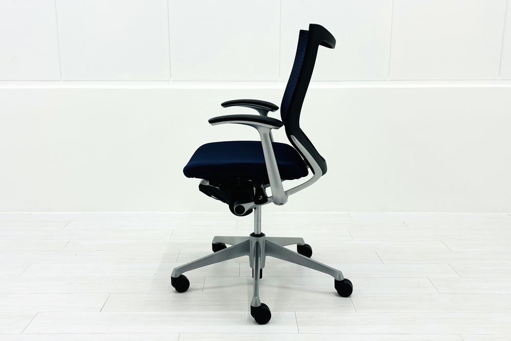 オカムラ バロンチェア 中古 Baron 固定肘 ローバック 中古オフィス家具 座クッション 中古オフィスチェア 事務椅子 ダークブルーの画像