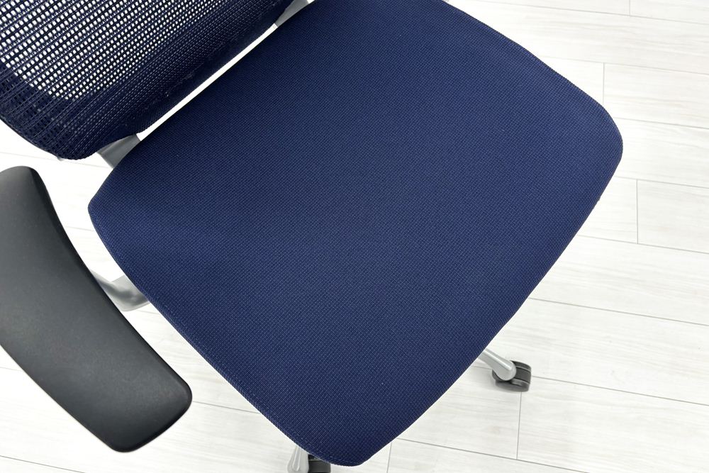 オカムラ バロンチェア 中古 Baron 固定肘 ローバック 中古オフィス家具 座クッション 中古オフィスチェア 事務椅子 ダークブルーの画像