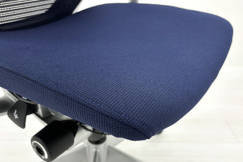 オカムラ バロンチェア 中古 Baron 固定肘 ローバック 中古オフィス家具 座クッション 中古オフィスチェア 事務椅子 ダークブルーの画像
