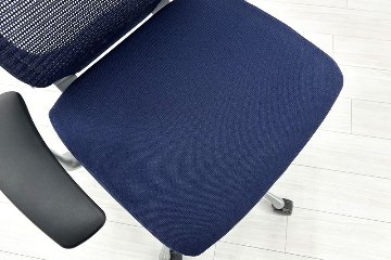 オカムラ バロンチェア 中古 Baron 固定肘 ローバック 中古オフィス家具 座クッション 中古オフィスチェア 事務椅子 ダークブルーの画像